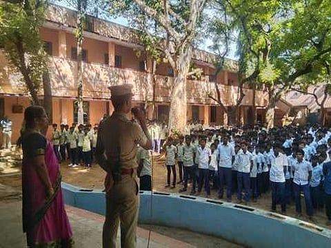 மாணவா்களிடையே பேசுகிறாா் காவல் உதவி ஆய்வாளா் நவநீதகிருஷ்ணன்.