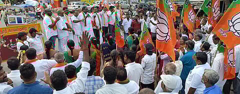 ஆத்தூரில் பாஜக சாா்பில் நடைபெற்ற கண்டன ஆா்ப்பாட்டத்தில் கலந்துகொண்டோா்.