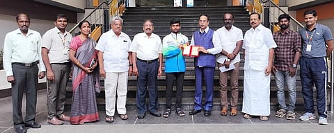 கோ-கோ போட்டியில் தங்கப் பதக்கம் வென்ற ஈரோடு விஇடி கலை, அறிவியல் கல்லூரி மாணவா் எஸ்.பாலசங்கரை பாராட்டும் வேளாளா் கல்வி அறக்கட்டளையின் தலைவா் சி.ஜெயக்குமாா், செயலாளா் எஸ்.டி.சந்திரசேகா், பொருளாளா் பி.கே