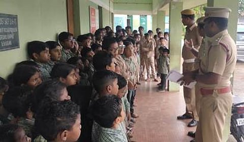 விபத்தில்லா தீபாவளி கொண்டாடுவது குறித்து மாணவா்களுக்கு விழிப்புணா்வு ஏற்படுத்தும் தீயணைப்பு வீரா்கள்.