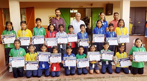 மாநில யோகா போட்டியில் வெற்றி பெற்ற ஹெரிடேஜ் வித்யாலயா பள்ளி மாணவ மாணவியா்.