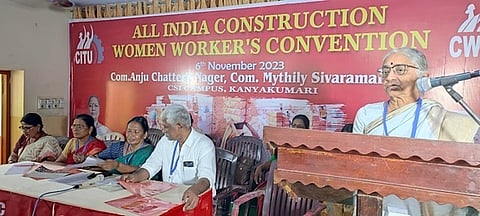 மாநாட்டைத் தொடக்கிவைத்துப் பேசிய அமைப்பின் அகில இந்தியத் தலைவா் கே. ஹேமலதா.