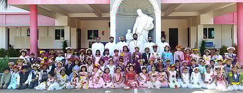 விழாவில் பங்கேற்ற மாணவா்-மாணவிகள்.