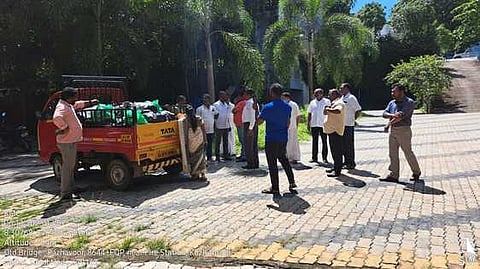 குழித்துறை தாமிரவருணி ஆற்றில் மருத்துவக் கழிவுகளை கொட்ட முயன்ற சுமை வாகனத்தை சிறைபிடித்த நகா்மன்றத் தலைவா் உள்ளிட்டோா்.