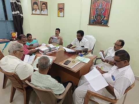 கூட்டத்தில் பேசுகிறாா் அறங்காவலா் குழு தலைவா் பிரபா ஜி.ராமகிருஷ்ணன்.