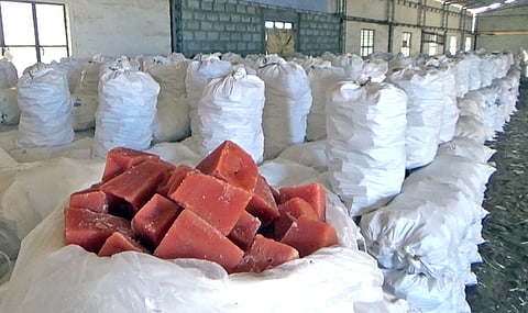 ஏலத்திற்கு கொண்டு வரப்பட்டிருந்த அச்சு வெல்ல சிப்பங்கள்.