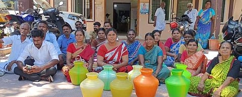 திருச்செந்தூா் நகராட்சி அலுவலகத்தை காலிக் குடங்களுடன் முற்றுகையிட்ட பெண்கள்.