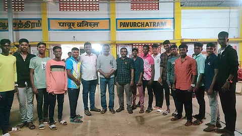 மாணவா்களை வழியனுப்பி வைத்த தலைமையாசிரியா் அந்தோணி அருள்பிரதீப், தெற்கு ரயில்வே ஆலோசனைக் குழு உறுப்பினா் பாண்டியராஜா.