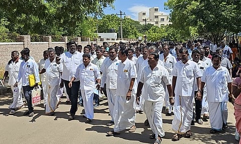 மாவட்ட ஆட்சியா் அலுவலகத்திற்கு மனு அளிக்க வந்த நாட்டுப்படகு மீனவா்கள்.