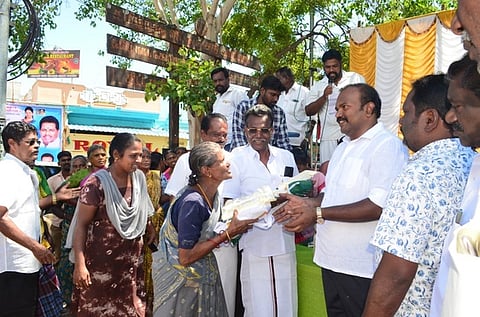 தூய்மைப் பணியாளருக்கு சீருடை வழங்கிய மேயா் ஜெகன் பெரியசாமி.
