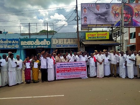 திருவாரூரில் போராட்டத்தில் ஈடுபட்ட விவசாயிகள், விவசாயத் தொழிலாளா்கள் சங்கத்தினா்.