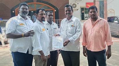 விழுப்புரத்தில் பழுதடைந்த சாலைகளை சீரமைக்கக் கோரி, மாவட்ட ஆட்சியரிடம் மனு அளிக்க வந்த பாஜகவினா்.