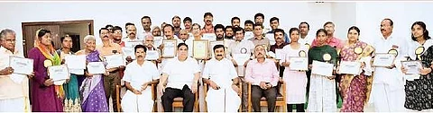 தமிழ்ப் பற்றாளா்கள் 38 பேருக்கு விருது: அமைச்சா் மு.பெ.சாமிநாதன் வழங்கினாா்
