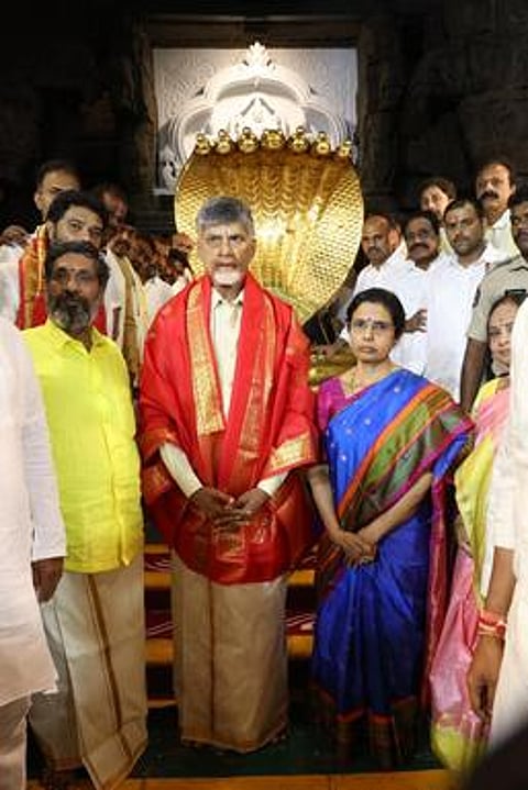 திருமலை ஏழுமலையானை தரிசித்த சந்திரபாபு நாயுடு மற்றும் குடும்பத்தினா்.