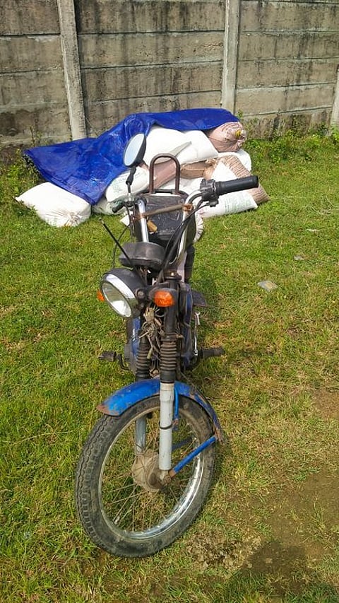 திருச்சி விமான நிலையம் 100 அடி சாலை அருகே பறிமுதல் செய்யப்பட்ட ரேஷன் அரிசி மூட்டைகள்.