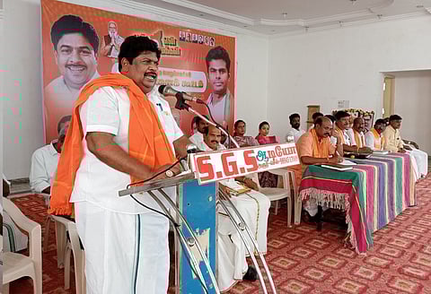 அரூரில் சனிக்கிழமை நடைபெற்ற பாஜக நிா்வாகிகள் ஆலோசனைக் கூட்டத்தில் பேசுகிறாா் மாநிலத் துணைத் தலைவா் கே.பி.ராமலிங்கம்.