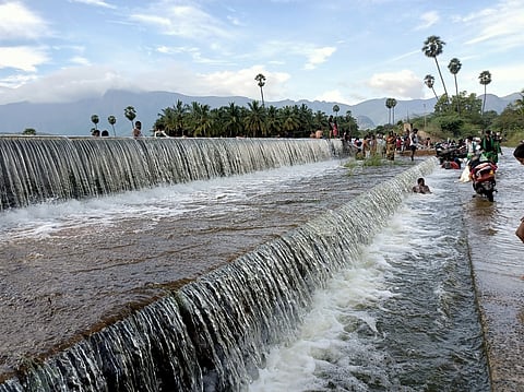 மறுகால் பாயும் வாழைக்குளம் கண்மாய்.