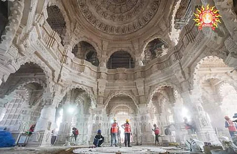 பிரம்மாண்டமாக தயாராகி வரும் அயோத்தி ராமா் கோயில் தரைதளம்