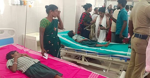 அரசு மருத்துமனையில் தீவிர சிகிச்சை பெறும் மாணவ, மாணவிகள்.