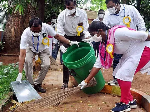 கோப்புப்படம்/தூய்மைப் பணியில் ஈடுபட்டுள்ள அதிகாரிகள்