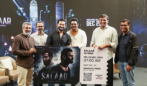 சலார் படத்தின் முதல் டிக்கெட்டினை வாங்கிய ராஜமௌலி!