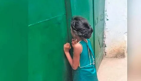 சிறை வாசலில் கதறி அழும் குழந்தை