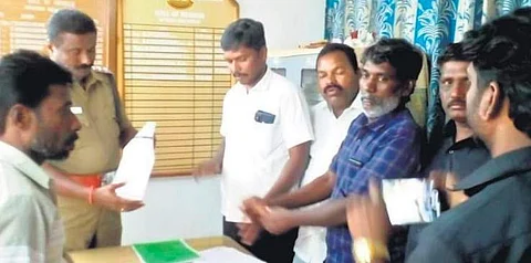 காவல்துறையினரிடம் புகார் அளித்த தலித் மக்கள் | Express