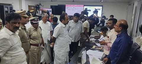 மாவட்ட ஆட்சியா் அலுவலகத்தில் உள்ள பேரிடா் கால செயல்பாட்டு மையத்தை பாா்வையிட்ட அமைச்சா் தங்கம் தென்னரசு.