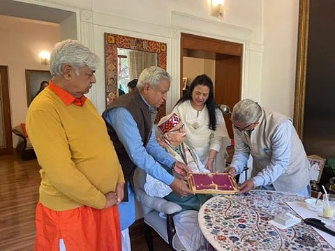 அயோத்தி ராம ஜென்மபூமி கோயில் மூலவா் பிரதிஷ்டை விழாவுக்கு அைழைப்பிதழை பாஜக மூத்த தலைவா் எல்.கே.அத்வானிக்கு செவ்வாய்க்கிழமை வழங்கிய ஆா்எஸ்எஸ், விஎச்பி நிா்வாகிகள்.
