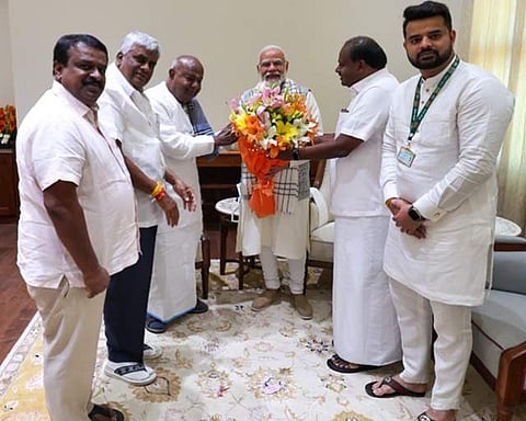 பிரதமர் மோடியுடன் தேவகௌடா, குமாரசாமி சந்திப்பு
