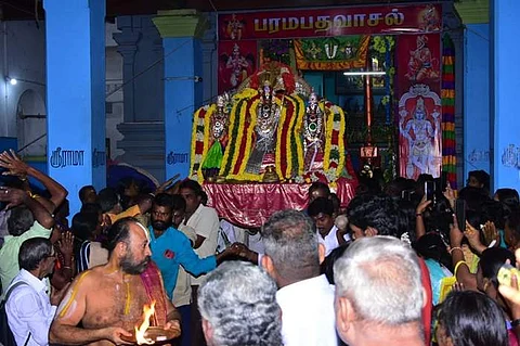 சிறப்பு அலங்காரத்தில் பக்தர்களுக்கு அருள்பாலித்த சீதா,லெட்சுமணர் சமேத சந்தானராமர் கலந்து கொண்ட பக்தர்கள்.