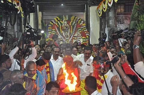 ஏகாதசியையொட்டி சனிக்கிழமை அதிகாலை சேலம் கோட்டை அழகிரிநாதர் பெருமாள் கோயிலில் அதிகாலை திறக்கப்பட்ட சொர்க்க வாசல்
