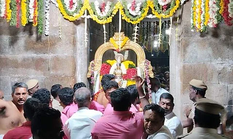 பரமபத வாசலைக் கடந்துவரும் அருள்மிகு சத்தியமூர்த்தி பெருமாள்.