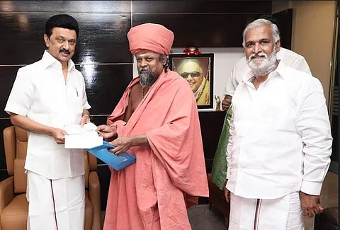 முதல்வரின் பொது நிவாரண நிதிக்கு ரூ.5 லட்சத்துக்கான காசோலையை முதல்வர் மு.க.ஸ்டாலினிடம் வழங்கிய தவத்திரு குன்றக்குடி பொன்னம்பல அடிகளார்