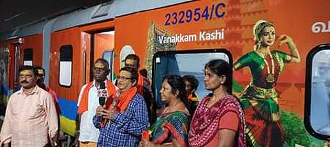 காசி தமிழ் சங்கமத்தில் பங்கேற்க கோவையில் இருந்து திங்கள்கிழமை புறப்பட்டு செல்பவா்கள்.