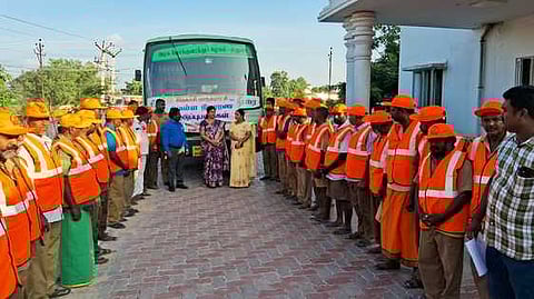 சிவகாசியிலிருந்து தூத்துக்குடிக்கு பேருந்தில் அனுப்பி வைக்கப்பட்ட தூய்மைப் பணியாளா்கள்.