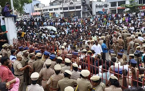 மறைந்தார் விஜயகாந்த்: தேமுதிக தலைமை அலுவலகத்தில் மக்கள் அஞ்சலி!