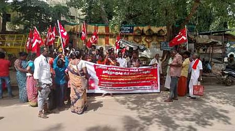 மதுரை மாவட்ட ஆட்சியா் அலுவலகம் அருகே வெள்ளிக்கிழமை ஆா்ப்பாட்டத்தில் ஈடுபட்ட இந்திய கம்யூனிஸ்ட்(மா.லெ) கட்சியினா்.