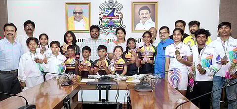 தேசிய அளவிலான சறுக்கு விளையாட்டுப் போட்டியில் பதக்கம் வென்ற மாணவா்களை பாராட்டிய மாநகராட்சி ஆணையா் மா.சிவகுரு பிரபாகரன்.