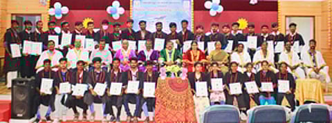 பட்டயம் பெற்ற மாணவ, மாணவிகளுடன் கோவை அரசினா் மகளிா் பாலிடெக்னிக் கல்லூரி முதல்வா் வி. ராஜேந்திரன், கல்லூரி முதல்வா் தி. உமாமகேஸ்வரி உள்ளிட்டோா்.