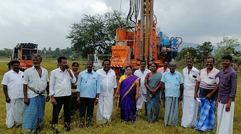 செந்தாரப்பட்டியில் ஆழ்துளைக் கிணறு அமைக்கும் பணி தொடக்கம்