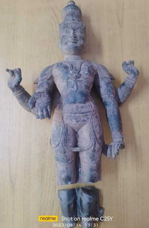 இடையப்பட்டியில் கஞ்சா வியாபாரி வீட்டில் இருந்து மீட்கப்பட்ட நான்கு கர பெருமாள் சிலை.