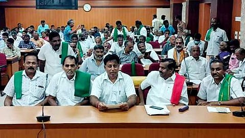 மாவட்ட ஆட்சியா் அலுவலகத்தில் நடைபெற்ற விவசாயிகள் குறைதீா் கூட்டத்தில் பங்கேற்ற விவசாயிகள்.