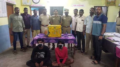 அம்பையில் கோயில் உண்டியலை திருடிய இருவா் கைது