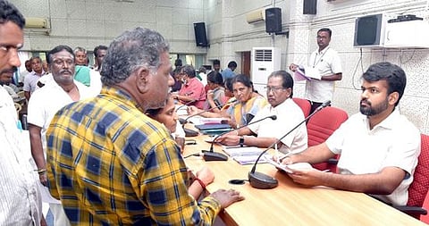 விவசாயிகளிடம் இருந்து கோரிக்கை மனுவை பெறும் மாவட்ட ஆட்சியா் ராஜகோபால் சுன்கரா.