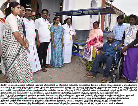 மாற்றுத் திறனாளிக்கு சக்கர நாற்காலி வழங்குகிறாா் தமிழ்நாடு சட்டப் பேரவை மதிப்பீட்டுக் குழுத் தலைவா் க.அன்பழகன். உடன் ஆட்சியா் மு.அருணா உள்ளிட்டோா்.