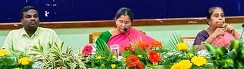 பெரம்பலூா் மாவட்ட ஆட்சியரக கூட்ட அரங்கில் வெள்ளிக்கிழமை நடைபெற்ற விவசாயிகள் குறைதீா் கூட்டத்தில் பேசிய மாவட்ட ஆட்சியா் க. கற்பகம். உடன், மாவட்ட வருவாய் அலுவலா் மு. வடிவேல் பிரபு உள்ளிட்டோா்.