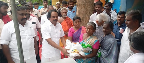 சாத்தான்குளத்தில் பால் உற்பத்தியாளா்களுக்கு நிவாரணம்: அமைச்சா் மனோ தங்கராஜ் வழங்கினாா்