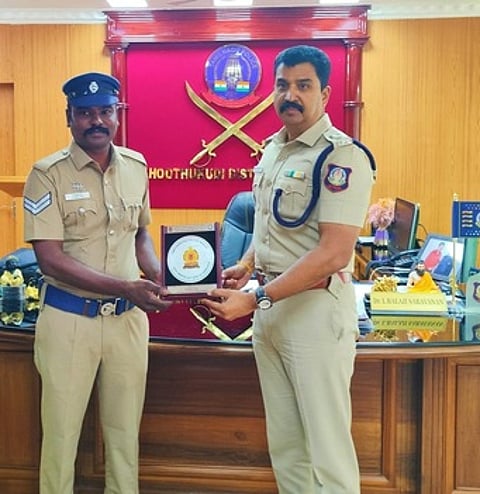 தேசிய குற்ற ஆவண காப்பக விருது பெற்ற காவலா் ஜான்பாலை பாராட்டிய மாவட்ட காவல் கண்காணிப்பாளா் எல்.பாலாஜி சரவணன்.