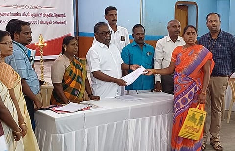 தேவாரம் பேரூராட்சியில் வெள்ளிக்கிழமை நடைபெற்ற மக்களுடன் முதல்வா் திட்ட முகாமில் பங்கேற்றவா்கள்.